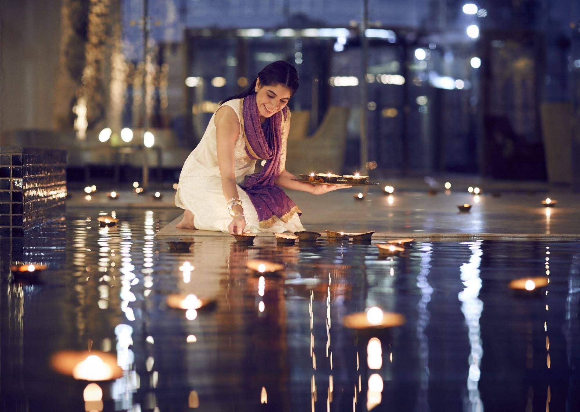 Taj Swarna, Amritsar Exterior foto A woman lighting a diya